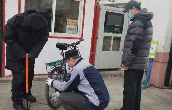 政興物業(yè)崇山公務(wù)員住宅項目設(shè)立便民服務(wù)臺--學(xué)習(xí)雷鋒，不只是口號，更是行動