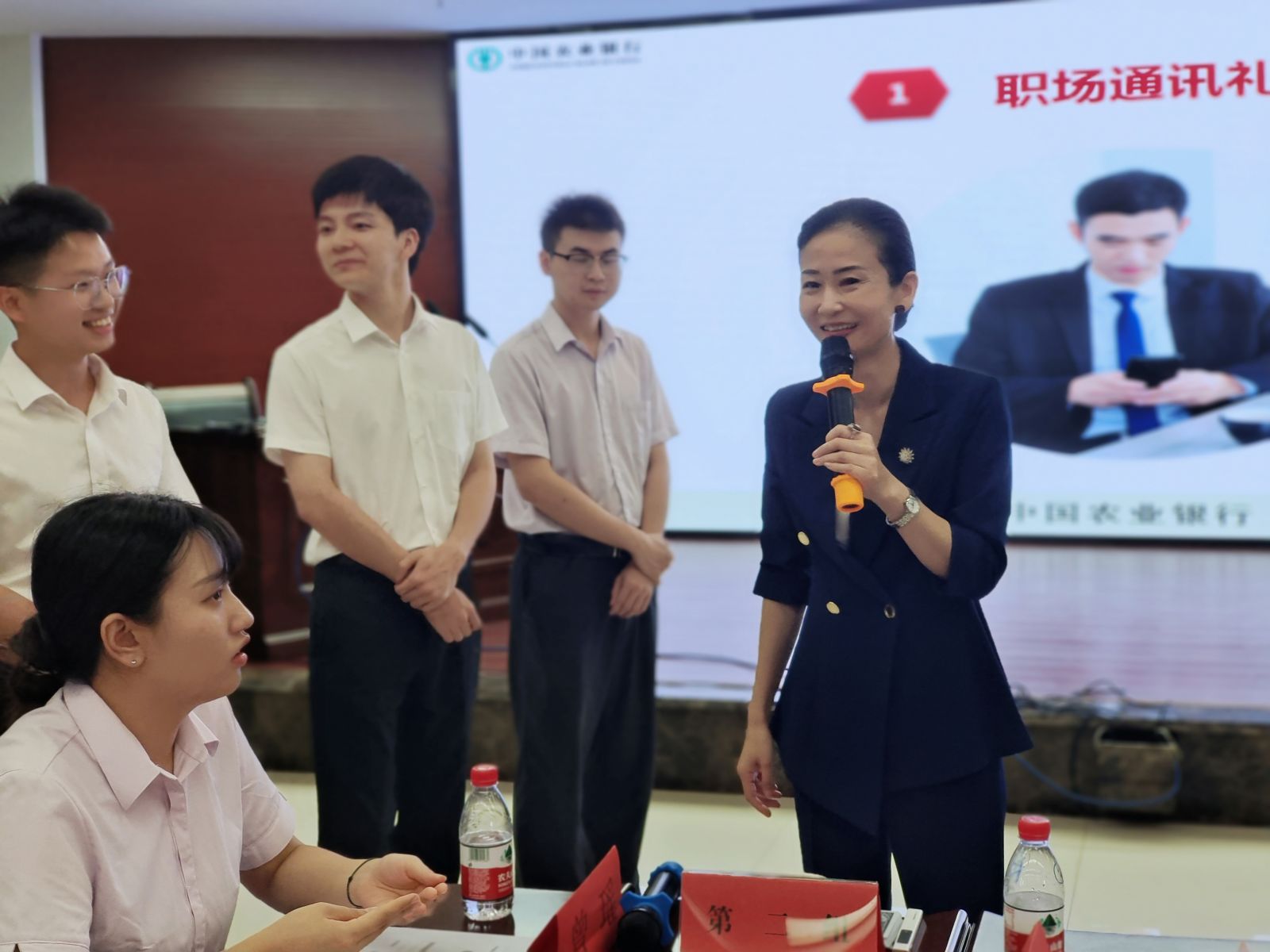 蔡玉. 中國(guó)農(nóng)業(yè)銀行《銀行職業(yè)素養(yǎng)與商務(wù)禮儀》培訓(xùn)